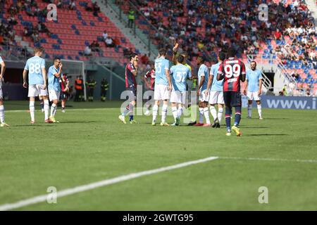 Bologna, Italien. Oktober 2021. Im Stadio Dall'Ara von Bologna schlug der FC Bologna Lazio 3-0 für die italienische Serie A in diesem Bild Rote Karte für Francesco Acerbi (Foto von Paolo Pizzi/Pacific Press) Quelle: Pacific Press Media Production Corp./Alamy Live News Stockfoto