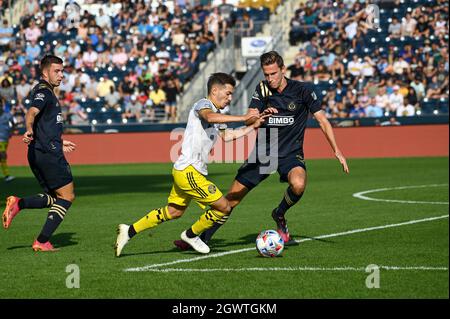 Chester, Pennsylvania, USA. Oktober 2021. 3. Oktober 2021, Chester PA- Philadelphia Union-Spieler, JACK ELLIOTT (3) kämpft um den Ball mit Columbus Crew-Spieler, Pedro Santos (7) während des Spiels im Subaru Park, (Bildnachweis: © Ricky Fitchett/ZUMA Press Wire) Bildnachweis: ZUMA Press, Inc./Alamy Live News Stockfoto