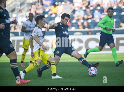 Chester, Pennsylvania, USA. Oktober 2021. 3. Oktober 2021, Chester PA- Philadelphia Union-Spieler, LEON FLACH (31) kämpft um den Ball mit Columbus Crew-Spieler, PEDRO SANTOS (7) während des Spiels im Subaru Park, (Bildquelle: © Ricky Fitchett/ZUMA Press Wire) Bildquelle: ZUMA Press, Inc./Alamy Live News Stockfoto