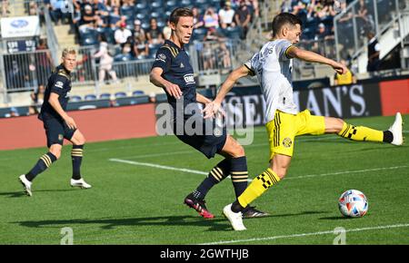 Chester, Pennsylvania, USA. Oktober 2021. 3. Oktober 2021, Chester PA- Philadelphia Union-Spieler, JACK ELLIOTT (3) kämpft um den Ball mit Columbus Crew-Spieler, Pedro Santos (7) während des Spiels im Subaru Park, (Bildnachweis: © Ricky Fitchett/ZUMA Press Wire) Bildnachweis: ZUMA Press, Inc./Alamy Live News Stockfoto