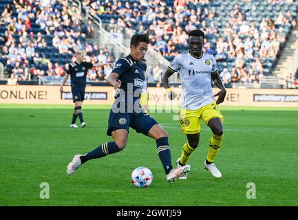 Chester, Pennsylvania, USA. Oktober 2021. 3. Oktober 2021, Chester PA- Philadelphia Union Spieler, QUINN SULLIVAN (33) kämpft für den Ball mit Columbus Crew Spieler, DERRICK ETIENNE (22) während des Spiels im Subaru Park, (Bildquelle: © Ricky Fitchett/ZUMA Press Wire) Bildquelle: ZUMA Press, Inc./Alamy Live News Stockfoto