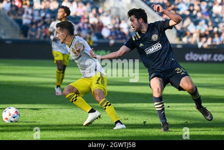 Chester, Pennsylvania, USA. Oktober 2021. 3. Oktober 2021, Chester PA- Philadelphia Union-Spieler, LEON FLACH (31) kämpft um den Ball mit Columbus Crew-Spieler, PEDRO SANTOS (7) während des Spiels im Subaru Park, (Bildquelle: © Ricky Fitchett/ZUMA Press Wire) Bildquelle: ZUMA Press, Inc./Alamy Live News Stockfoto