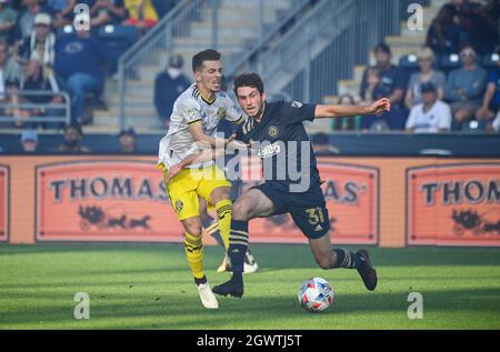 Chester, Pennsylvania, USA. Oktober 2021. 3. Oktober 2021, Chester PA- Philadelphia Union-Spieler, LEON FLACH (31) kämpft um den Ball mit Columbus Crew-Spieler, PEDRO SANTOS (7) während des Spiels im Subaru Park, (Bildquelle: © Ricky Fitchett/ZUMA Press Wire) Bildquelle: ZUMA Press, Inc./Alamy Live News Stockfoto