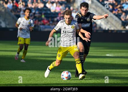 Chester, Pennsylvania, USA. Oktober 2021. 3. Oktober 2021, Chester PA- Philadelphia Union-Spieler, LEON FLACH (31) kämpft um den Ball mit Columbus Crew-Spieler, PEDRO SANTOS (7) während des Spiels im Subaru Park, (Bildquelle: © Ricky Fitchett/ZUMA Press Wire) Bildquelle: ZUMA Press, Inc./Alamy Live News Stockfoto