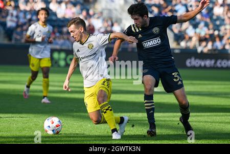 Chester, Pennsylvania, USA. Oktober 2021. 3. Oktober 2021, Chester PA- Philadelphia Union-Spieler, LEON FLACH (31) kämpft um den Ball mit Columbus Crew-Spieler, PEDRO SANTOS (7) während des Spiels im Subaru Park, (Bildquelle: © Ricky Fitchett/ZUMA Press Wire) Bildquelle: ZUMA Press, Inc./Alamy Live News Stockfoto