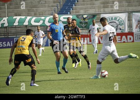 Manaus, Amazonas, Brasilien. Oktober 2021. (SPO) Brasilianische Fußballmeisterschaft 3. Division: Manaus und Novorizontino-SP. 3. Okt 2021, Manaus, Amazonas, Brasilien: Beim Debüt des viereckigen Finales der Brasilianischen Fußball-Meisterschaft 3. Division lief Manaus am Sonntag (3) im Ismael Benigno-Stadion in Manaus um 5 zu 0 über Novorizontino-SP. Gabriel Davis, Raphael Lucas, Douglas Lima (zweimal) und Guilherme Amorim erzielten die Tore für Gaviao do Norte. (Bild: © Josemar Antunes/TheNEWS2 via ZUMA Press Wire) Stockfoto