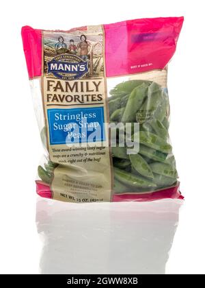 Winneconne, WI -14 September 2021: Ein Paket von Manns Familie Favoriten stranglosen Zucker Snap Erbsen auf einem isolierten Hintergrund Stockfoto