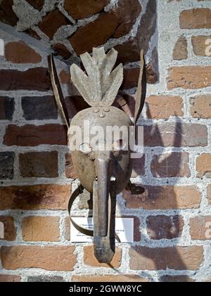 Maske mit Schnabel - mittelalterliche Maske der Scham, ein Werkzeug der Folter. Die Maske wurde auf eine Person gelegt, die ein Leben des Verbrechens führte. Stockfoto