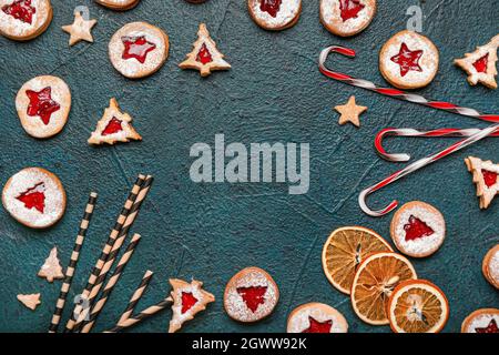 Rahmen aus leckeren Linzer Cookies auf dunklem Hintergrund Stockfoto