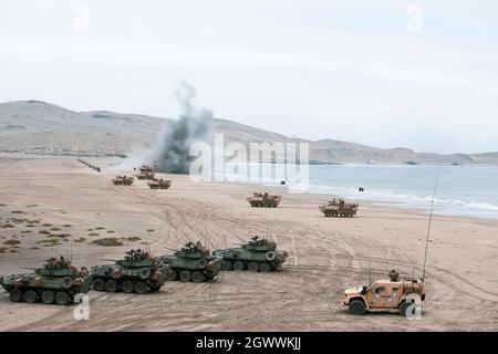 Peruanische Marineinfanteristen bedienen amphibische gepanzerte Fahrzeuge, von Schiff zu Land während einer amphibischen Landung im Rahmen von UNITAS LXII, 2. Oktober 2021. UNITAS ist die am längsten laufende maritime Übung der Welt. Dieses Jahr wird es von Peru ausgerichtet und bringt multinationale Streitkräfte aus zwanzig Ländern zusammen, darunter 29 Schiffe, vier U-Boote und zwanzig Flugzeuge, die vor der Küste von Lima und im Dschungel von Iquitos operieren. Die Übung schult die Kräfte, um gemeinsame Seeoperationen durchzuführen, und konzentriert sich auf die Stärkung von Partnerschaften und die Verbesserung der Interoperabilität und Fähigkeiten zwischen den teilnehmenden Marineeinheiten Stockfoto