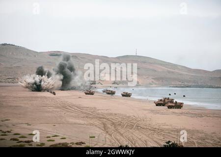 Peruanische Marineinfanteristen bedienen amphibische gepanzerte Fahrzeuge, von Schiff zu Land während einer amphibischen Landung im Rahmen von UNITAS LXII, 2. Oktober 2021. UNITAS ist die am längsten laufende maritime Übung der Welt. Dieses Jahr wird es von Peru ausgerichtet und bringt multinationale Streitkräfte aus zwanzig Ländern zusammen, darunter 29 Schiffe, vier U-Boote und zwanzig Flugzeuge, die vor der Küste von Lima und im Dschungel von Iquitos operieren. Die Übung schult die Kräfte, um gemeinsame Seeoperationen durchzuführen, und konzentriert sich auf die Stärkung von Partnerschaften und die Verbesserung der Interoperabilität und Fähigkeiten zwischen den teilnehmenden Marineeinheiten Stockfoto