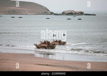 Peruanische Marineinfanteristen bedienen amphibische gepanzerte Fahrzeuge, von Schiff zu Land während einer amphibischen Landung im Rahmen von UNITAS LXII, 2. Oktober 2021. UNITAS ist die am längsten laufende maritime Übung der Welt. Dieses Jahr wird es von Peru ausgerichtet und bringt multinationale Streitkräfte aus zwanzig Ländern zusammen, darunter 29 Schiffe, vier U-Boote und zwanzig Flugzeuge, die vor der Küste von Lima und im Dschungel von Iquitos operieren. Die Übung schult die Kräfte, um gemeinsame Seeoperationen durchzuführen, und konzentriert sich auf die Stärkung von Partnerschaften und die Verbesserung der Interoperabilität und Fähigkeiten zwischen den teilnehmenden Marineeinheiten Stockfoto