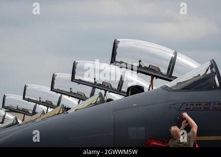 Ein Flugzeugbetreuer der 336. Jagdgeschwader arbeitet an einem F-15E Strike Eagle im Regionalflughafen Terre Haute des Hulman Field in Terre Haute, Ind., 16. August 2021. Hulman Field ist ein gemeinsamer militärischer und ziviler Flugplatz und beherbergt den 181. Geheimdienstflügel der Indiana National Guard. (USA Foto der Air National Guard von 2. LT. Jonathan W. Padish) Stockfoto