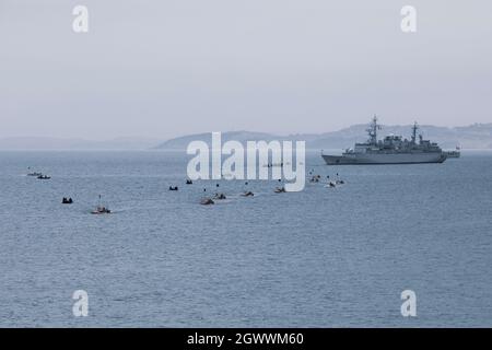 Peruanische und mexikanische Marineinfanteristen betreiben amphibische gepanzerte Fahrzeuge und MK-V-Boote während einer amphibischen Landung im Rahmen von UNITAS LXII, 2. Oktober 2021. UNITAS ist die am längsten laufende maritime Übung der Welt. Dieses Jahr wird es von Peru ausgerichtet und bringt multinationale Streitkräfte aus zwanzig Ländern zusammen, darunter 29 Schiffe, vier U-Boote und zwanzig Flugzeuge, die vor der Küste von Lima und im Dschungel von Iquitos operieren. Die Übung schult die Kräfte, um gemeinsame Seeoperationen durchzuführen, und konzentriert sich auf die Stärkung von Partnerschaften und die Verbesserung der Interoperabilität und Fähigkeiten Stockfoto