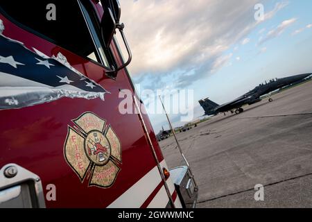 Ein Feuerwehrmann der Feuerwehr von Terre Haute sitzt auf der Fluglinie im Hulman Field des Regionalflughafens Terre Haute in Terre Haute, Ind., 22. August 2021. Das Hulman Field, ein Militärflugplatz mit zwei Einsatzzwecken und ein ziviler Flugplatz, ist die Heimat des 181. Nachrichtendienstes der Indiana National Guard. (USA Foto der Air National Guard von 2. LT. Jonathan W. Padish) Stockfoto