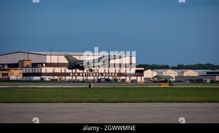 Eine F-16 Fighting Falcon, die der 55. Jagdgeschwader zugewiesen wurde, startet vom Hulman Field in Terre Haute, Ind., 22. August 2021. Das Hulman Field, ein Militärflugplatz mit zwei Einsatzzwecken und ein ziviler Flugplatz, ist die Heimat des 181. Nachrichtendienstes der Indiana National Guard. (USA Foto der Air National Guard von 2. LT. Jonathan W. Padish) Stockfoto