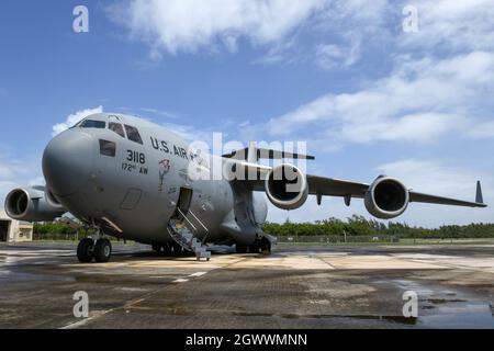 Ein C-17 Globemaster III-Flugzeug vom 172. Luftlift-Flügel sitzt auf der Fluglinie der Muniz Air National Guard Base, Carolina, Puerto Rico, 21. Juni 2021. Die Flugbegleiter der 172. Wartungsgruppe, der 183. Aeromedizinischen Evakuierungsschwadron, des 172. Kommunikationsfluges und des 172. Luftlift-Flügels reisten von Flowood, Mississippi, nach Puerto Rico, um die Ausbildung abzuschließen. Mississippi Air National Guard die Luftwaffe, die verschiedene Spezialcodes der Luftwaffe vertrat, hatte während des Trainingsplans die Möglichkeit, mit Gleichaltrigen der Puerto Rico Air National Guard zusammenzuarbeiten. (USA Foto der Air National Guard Stockfoto