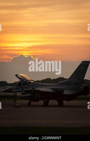 Eine F-16 Fighting Falcon, die der 55. Jagdgeschwader zugewiesen wurde, ist vor der untergehenden Sonne auf der Hulman Field Air National Guard Base, Ind., 18. August 2021 zu sehen. Die 55. FS nahm an einer gemeinsamen Feuertrainingsübung Teil, die in ganz Indiana stattfand. (USA Foto der Air National Guard von 2. LT. Jonathan W. Padish) Stockfoto