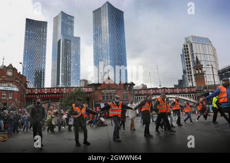 Manchester, Großbritannien. Oktober 2021. Stewards, die durch Waffen verbunden sind, kontrollieren den marsch. Die Konservativen versammelten sich in Manchester zu ihrer jährlichen Konferenz, Demonstranten aus den Zigeuner- und Roma-Reisegemeinschaften protestierten gegen das Gesetz über Polizei, Kriminalität, Verurteilung und Gerichte, da sie glauben, dass es nomadische Zigeuner- und Reisekulturen in ganz Großbritannien verbieten wird. Kredit: SOPA Images Limited/Alamy Live Nachrichten Stockfoto