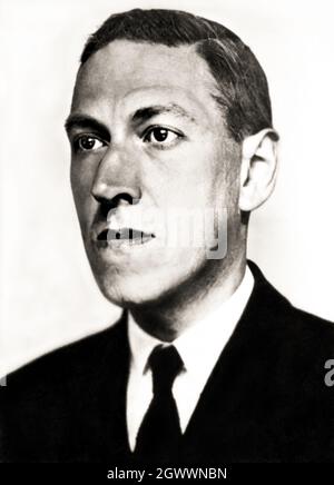 1934 , USA : der gefeierte amerikanische Fantasy Science Fiction Schriftsteller und Dichter H.P. LOVECRAFT ( Howard Phillips , 1890 - 1937 ) . Lovecraft ist am besten bekannt für seine Schaffung eines Körpers von Arbeit, die bekannt wurde als die Cthulhu Mythos. Foto von Lucius B. Truesdell ( 1863 - 1934 ) .- HP - SCHRIFTSTELLER - FANTASCIENZA - SCRITTORE - LETTERATURA - LITERATUR - LETTERATO - POETA - POESIA - POESIE - HIGH FANTASY - GESCHICHTE - FOTO STORICHE - PORTRAIT - RITRATTO - PSICHEDELIA - PSYCHEDELIC - CRAVATTA - KRAWATTE - KRAGEN - COLLETTO --- ARCHIVIO GBB Stockfoto