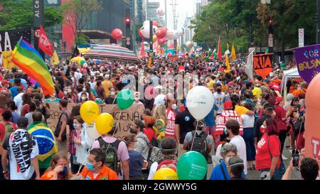 2. Oktober 2021: Manifestantes protestam contra o Presidente Jair Bolsonaro na Avenida Paulista na tarde deste SÃ¡bado(2) em SÃ£o Paulo (Foto: © Cris FagaZUMA Press Wire) Stockfoto