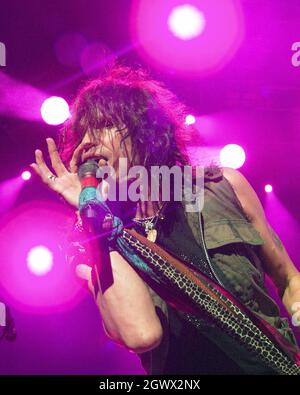 SEPTEMBER 14: Steven Tyler von Aerosmith tritt am 14. September 2003 im Lakewood Amphitheater in Atlanta, Georgia, auf. QUELLE: Chris McKay / MediaPunch Stockfoto