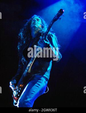 SEPTEMBER 28: Mike Inez von Alice in Chains tritt am 28. September 2010 im Lakewood Amphitheatre in Atlanta, Georgia, auf. QUELLE: Chris McKay / MediaPunch Stockfoto