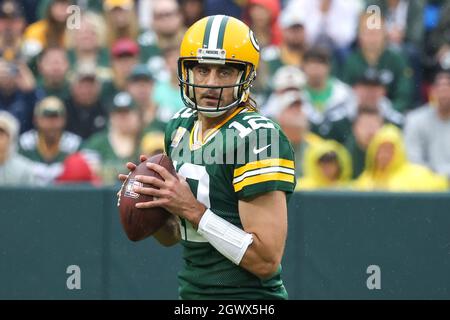 Green Bay, Wisconsin, USA. Oktober 2021. Der Quarterback von Green Bay Packers Aaron Rodgers (12) durchläuft seine Fortschritte während des NFL-Fußballspiels zwischen den Pittsburgh Steelers und den Green Bay Packers im Lambeau Field in Green Bay, Wisconsin. Darren Lee/CSM/Alamy Live News Stockfoto