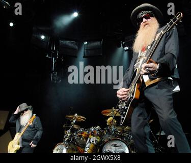 19. SEPTEMBER: Dusty Hill, Frank Beard und Billy Gibbons von ZZ Top treten am 19. September 2010 im Verizon Wireless Amphitheatre in Charlotte, North Carolina, auf. QUELLE: Chris McKay / MediaPunch Stockfoto