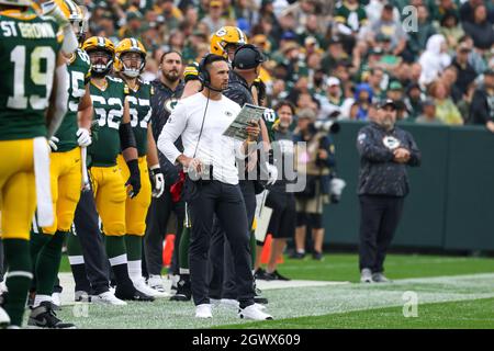 Green Bay, Wisconsin, USA. Oktober 2021. Green Bay Packers Cheftrainer Matt LaFleur schaut während des NFL-Fußballspiels zwischen den Pittsburgh Steelers und den Green Bay Packers im Lambeau Field in Green Bay, Wisconsin, auf. Darren Lee/CSM/Alamy Live News Stockfoto