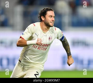 Bergamo, Italien. Oktober 2021. Davide Calabria von AC Mailand feiert sein Tor während eines Fußballspiels der Serie A zwischen Atalanta und AC Milan in Bergamo, Italien, am 3. Oktober 2021. Quelle: Str/Xinhua/Alamy Live News Stockfoto