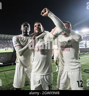 Bergamo, Italien. Oktober 2021. Rafael Leao (L) von AC Mailand feiert sein Tor mit seinen Teamkollegen während eines Fußballspiels der Serie A zwischen Atalanta und AC Milan in Bergamo, Italien, am 3. Oktober 2021. Quelle: Str/Xinhua/Alamy Live News Stockfoto