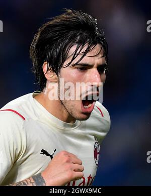 Bergamo, Italien. Oktober 2021. Sandro Tonali von AC Milan feiert sein Tor während eines Fußballspiels der Serie A zwischen Atalanta und AC Milan in Bergamo, Italien, am 3. Oktober 2021. Quelle: Str/Xinhua/Alamy Live News Stockfoto