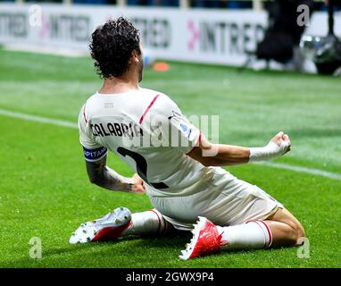 Bergamo, Italien. Oktober 2021. Davide Calabria von AC Mailand feiert sein Tor während eines Fußballspiels der Serie A zwischen Atalanta und AC Milan in Bergamo, Italien, am 3. Oktober 2021. Quelle: Str/Xinhua/Alamy Live News Stockfoto