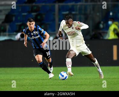 Bergamo, Italien. Oktober 2021. Rafael Leao (R) von AC Mailand spielt mit Ruslan Malinovskyi von Atalanta während eines Fußballspiels zwischen Atalanta und AC Milan in Bergamo, Italien, am 3. Oktober 2021. Quelle: Str/Xinhua/Alamy Live News Stockfoto