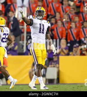 Baton Rouge, LA, USA. Oktober 2021. Ali Gaye (11) von LSU signalisiert den Fans, während des NCAA-Fußballspiels zwischen den Auburn Tigers und den LSU Tigers im Tiger Stadium in Baton Rouge, LA, laut zu werden. Jonathan Mailhes/CSM/Alamy Live News Stockfoto