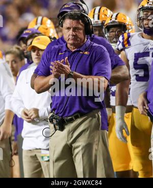 Baton Rouge, LA, USA. Oktober 2021. LSU-Cheftrainer Ed Orgeron klatscht während des NCAA-Fußballspiels zwischen den Auburn Tigers und den LSU Tigers im Tiger Stadium in Baton Rouge, LA, für seine Verteidigung. Jonathan Mailhes/CSM/Alamy Live News Stockfoto