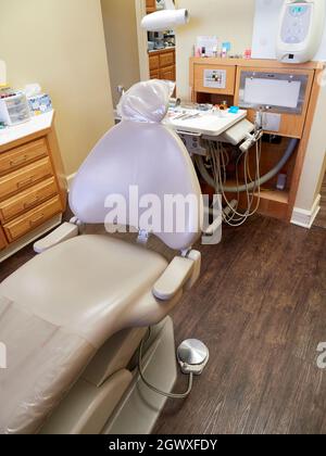 Leerer zahnärztlicher Untersuchungsraum mit Zahnarztstuhl mit zahnmedizinischen Geräten und zahnmedizinischen Werkzeugen. Stockfoto