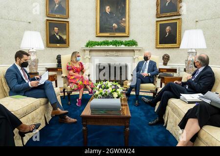 US-Präsident Joe Biden ist Gastgeber der Senatorin aus Arizona, Kyrsten Sinema, im Oval Office des Weißen Hauses, um ihre Stimme über Bidens Initiative „Build Back Better Infrastructure“ zu diskutieren. Stockfoto