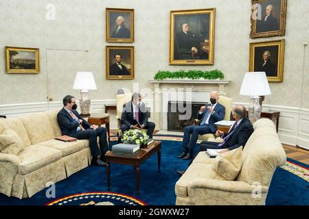 US-Präsident Joe Biden empfängt West Virginia Senator Joe Manchin im Oval Office des Weißen Hauses, um über seine Abstimmung über Bidens Initiative „Build Back Better Infrastructure“ zu diskutieren. Stockfoto