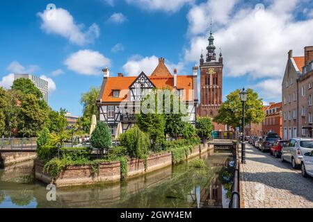 Raduni-Kanal und das Miller's House im hanseatischen Stil in der Altstadt von Danzig. Stockfoto