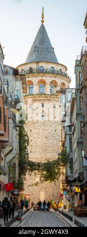 Blick auf die Straße am Galata Tower in der Altstadt von Istanbul, Türkei Stockfoto