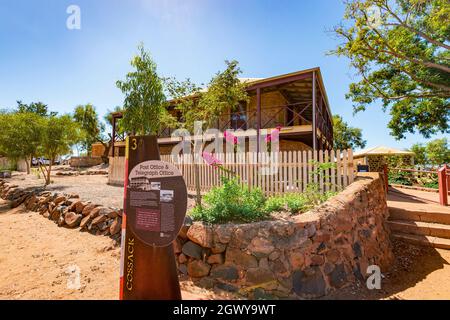 Informationsschild vor dem alten Post Office & Telegraph Office Gebäude in der historischen Geisterstadt Cosak, Pilbara, Western Australia, Australien Stockfoto