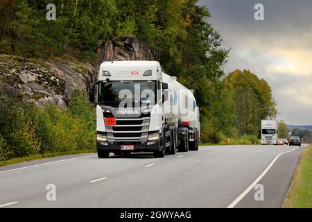 Weißer Scania R500 Tankwagen für AGA-Gastransport auf der Straße. AdR-Code 22-1977 steht für Stickstoff, gekühlte Flüssigkeit. Salo, Finnland. September 23, 2021. Stockfoto