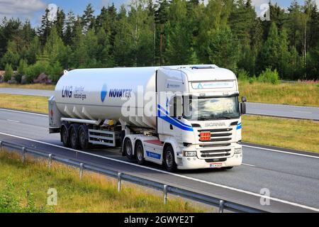 White Scania Satteltank LKW transportiert Novatek LNG, Flüssiggas, ADR 223-1972, auf mehrspurigen Autobahn. Salo, Finnland. 9. Juli 2021. Stockfoto