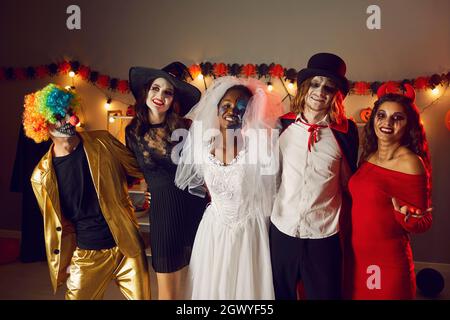 Porträt von multirassischen erwachsenen Freunden in gruseligen Kostümen für Halloween zu Hause Party. Stockfoto