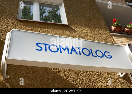 Schild mit der Aufschrift Stomatolog (Zahnarzt) auf einem Haus im Zentrum von Kolobrzeg in Polen Stockfoto