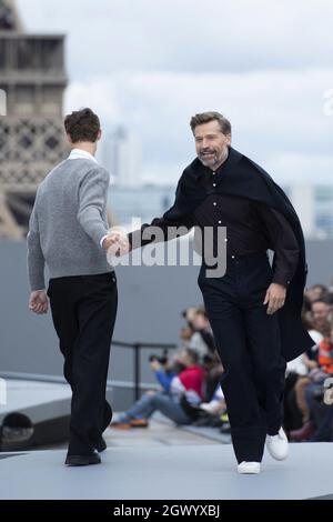 Nikolaj Coster-Waldau läuft während der L'Oreal-Show im Rahmen der Paris Fashion Week Womenswear Spring/Summer 2022 am 03. Oktober 2021 in Paris, Frankreich, über die Piste. Foto von Aurore Marechal/ABACAPRESS.COM Stockfoto