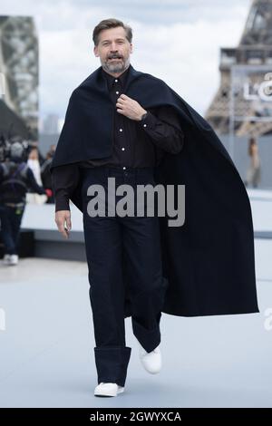 Nikolaj Coster-Waldau läuft während der L'Oreal-Show im Rahmen der Paris Fashion Week Womenswear Spring/Summer 2022 am 03. Oktober 2021 in Paris, Frankreich, über die Piste. Foto von Aurore Marechal/ABACAPRESS.COM Stockfoto