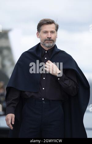 Nikolaj Coster-Waldau läuft während der L'Oreal-Show im Rahmen der Paris Fashion Week Womenswear Spring/Summer 2022 am 03. Oktober 2021 in Paris, Frankreich, über die Piste. Foto von Aurore Marechal/ABACAPRESS.COM Stockfoto